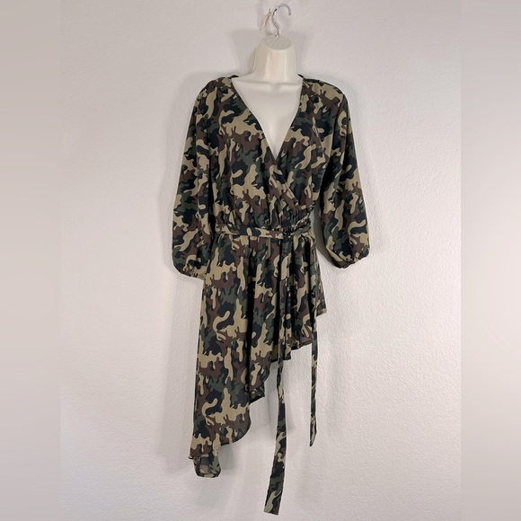 ✨New✨ Sheer Camouflage Asymmetrical Top - Picture 1 of 6